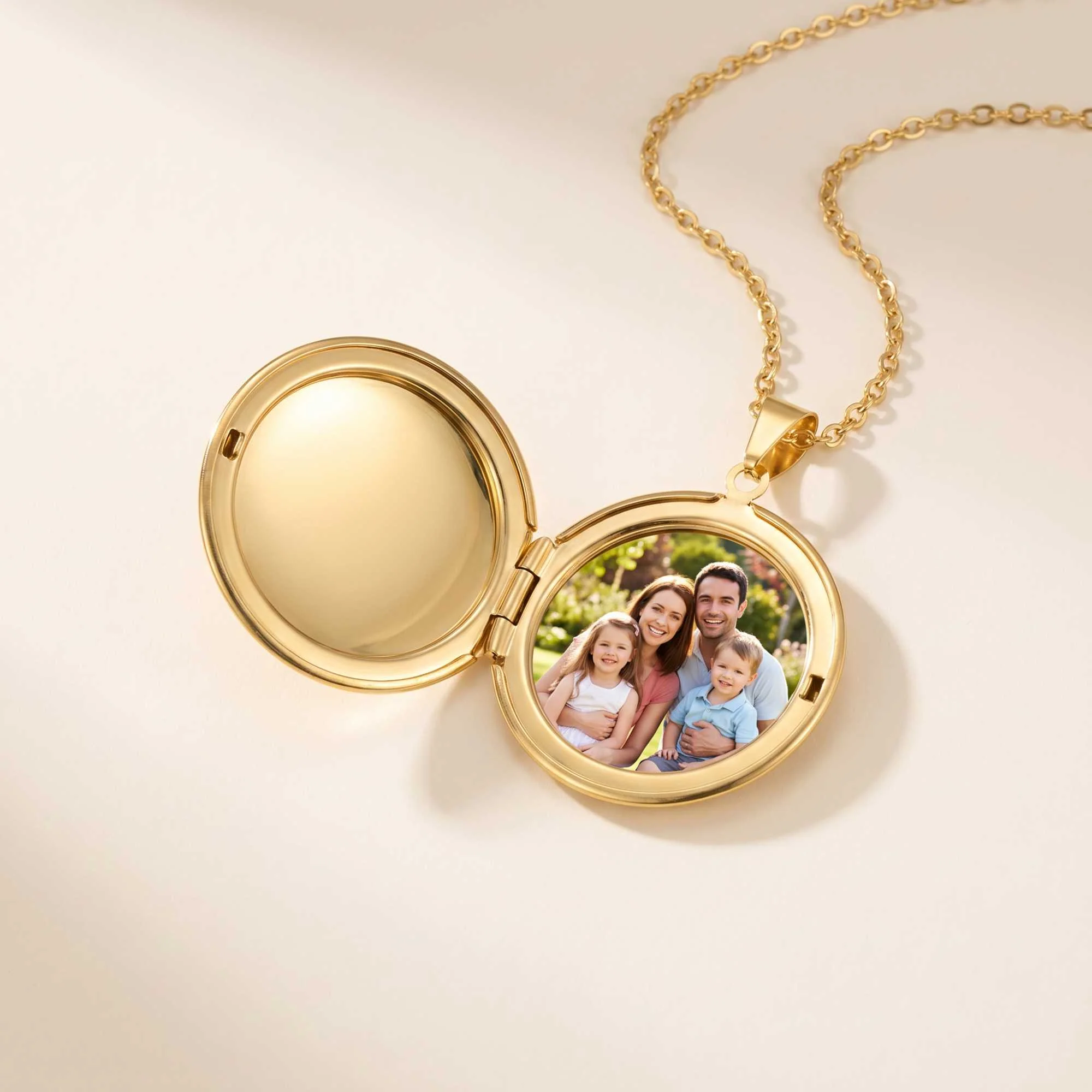 Round Photo Locket Necklace - Image 4